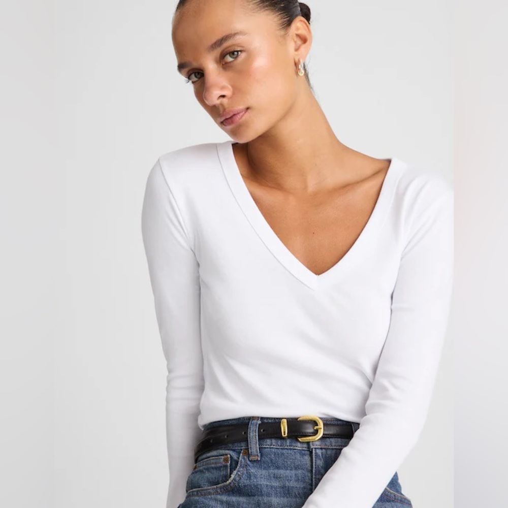 NEW
The '90s V-Neck Long-Sleeve Tee in Compact Cotton